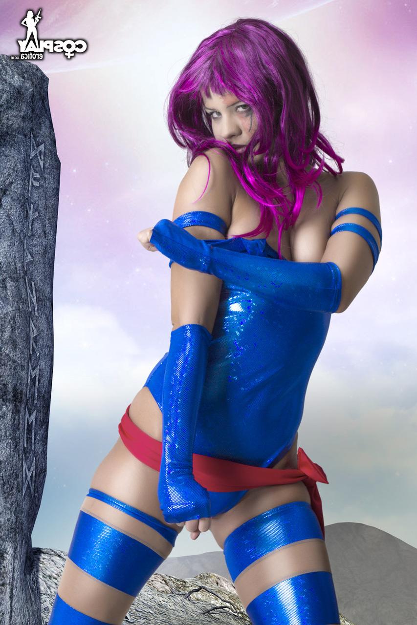 12P Cosplayerin entblößt ihre frechen Brüste, bevor sie ihren schönen Arsch zeigt