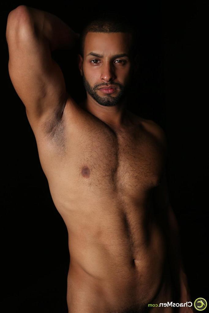 20P El encantador latino gay Carlos García jugando con su enorme polla negra en el sofá