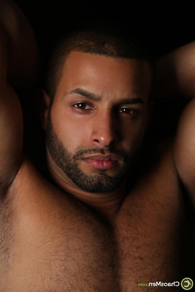 20P El encantador latino gay Carlos García jugando con su enorme polla negra en el sofá