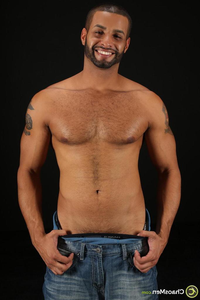 20P El encantador latino gay Carlos García jugando con su enorme polla negra en el sofá