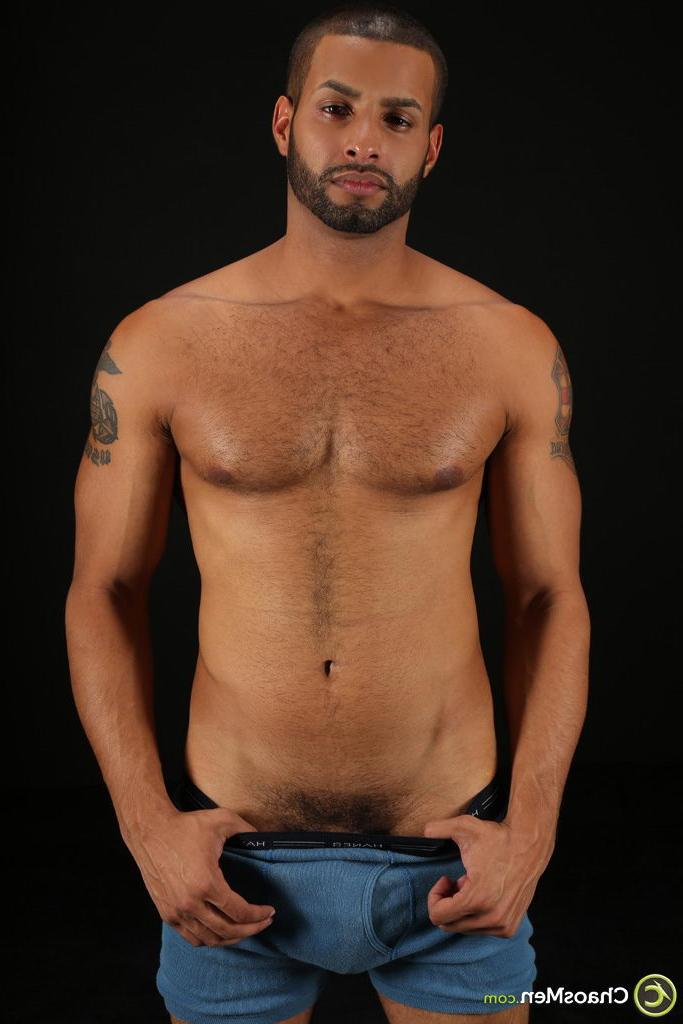 20P El encantador latino gay Carlos García jugando con su enorme polla negra en el sofá
