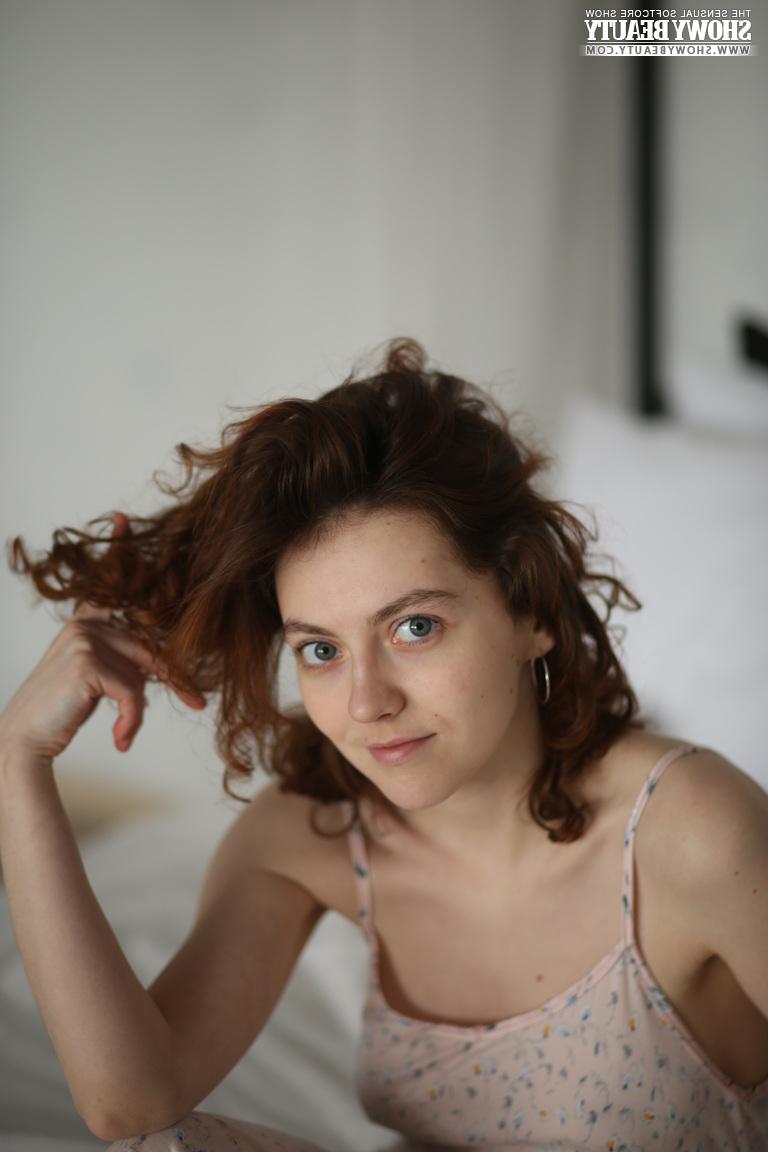 20P La jeune beauté aux cheveux roux Suzy se met nue sur un lit en bas blancs.