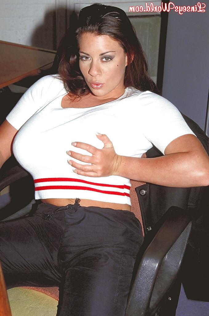 16P Linsey Dawn McKenzie mostra seus peitos grandes em fotos de reality shows do escritório.