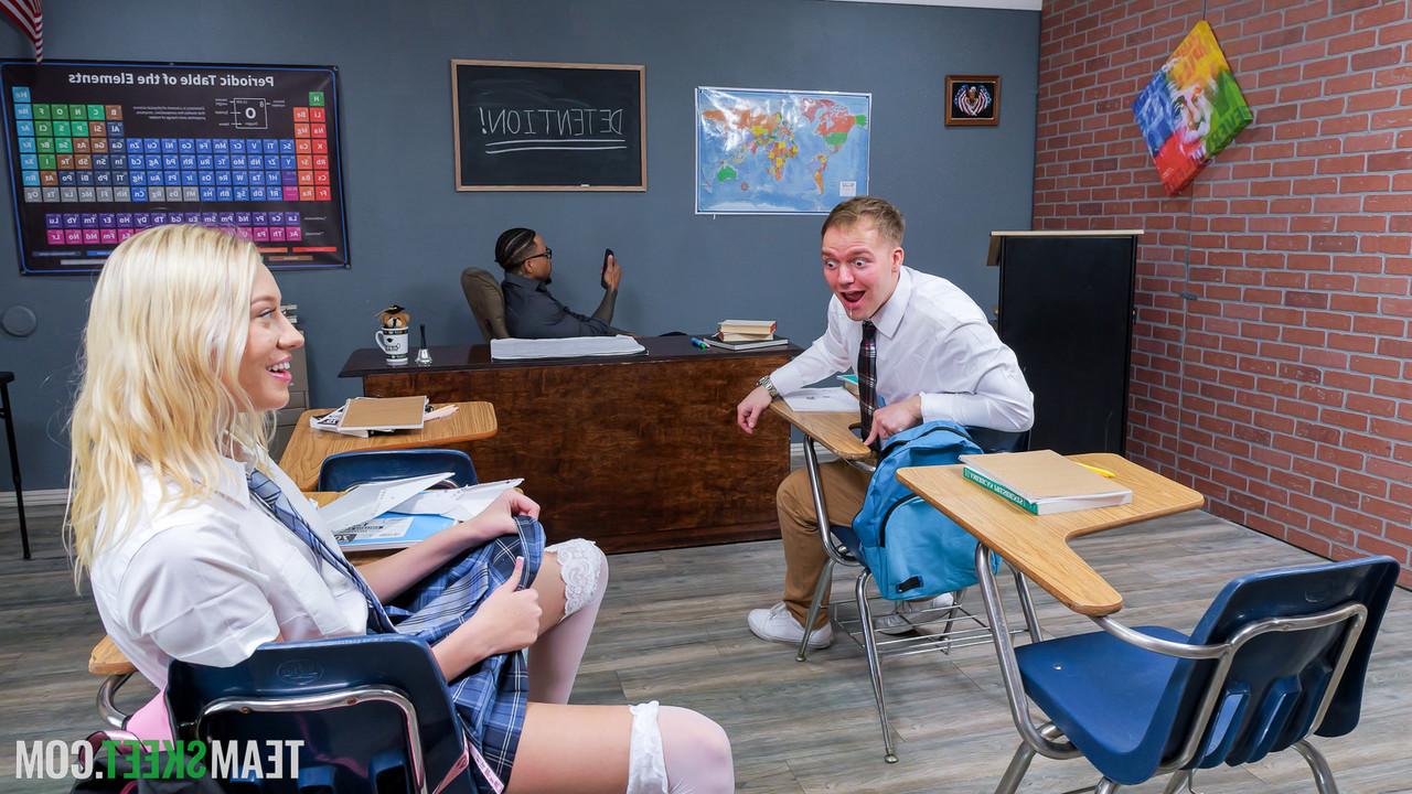 20P A estudante safada Skyler Storm gosta de sexo selvagem e hardcore com seu namorado na aula