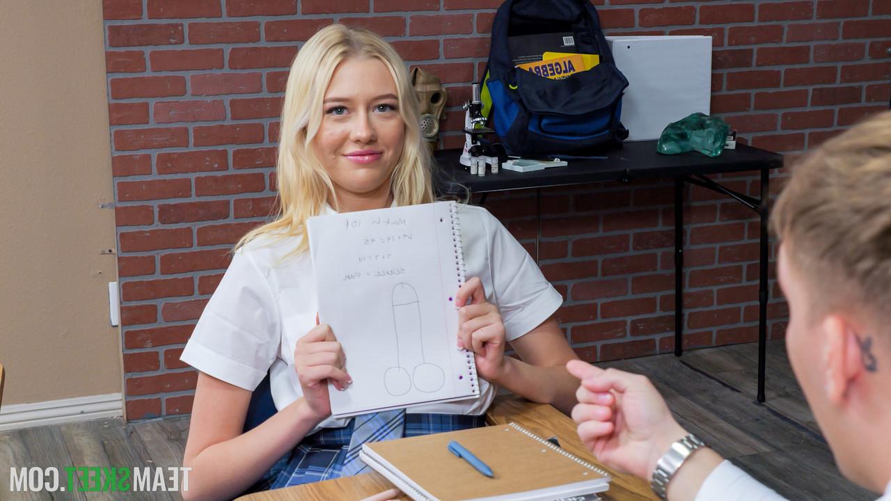 20P A estudante safada Skyler Storm gosta de sexo selvagem e hardcore com seu namorado na aula