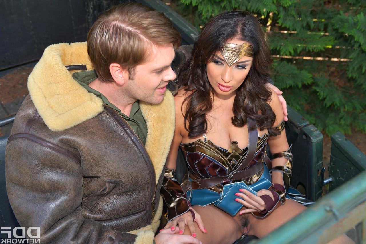 17P La zorra tetona cosplay Anissa Kate follada en el coño recortado por un as volador con una gran polla