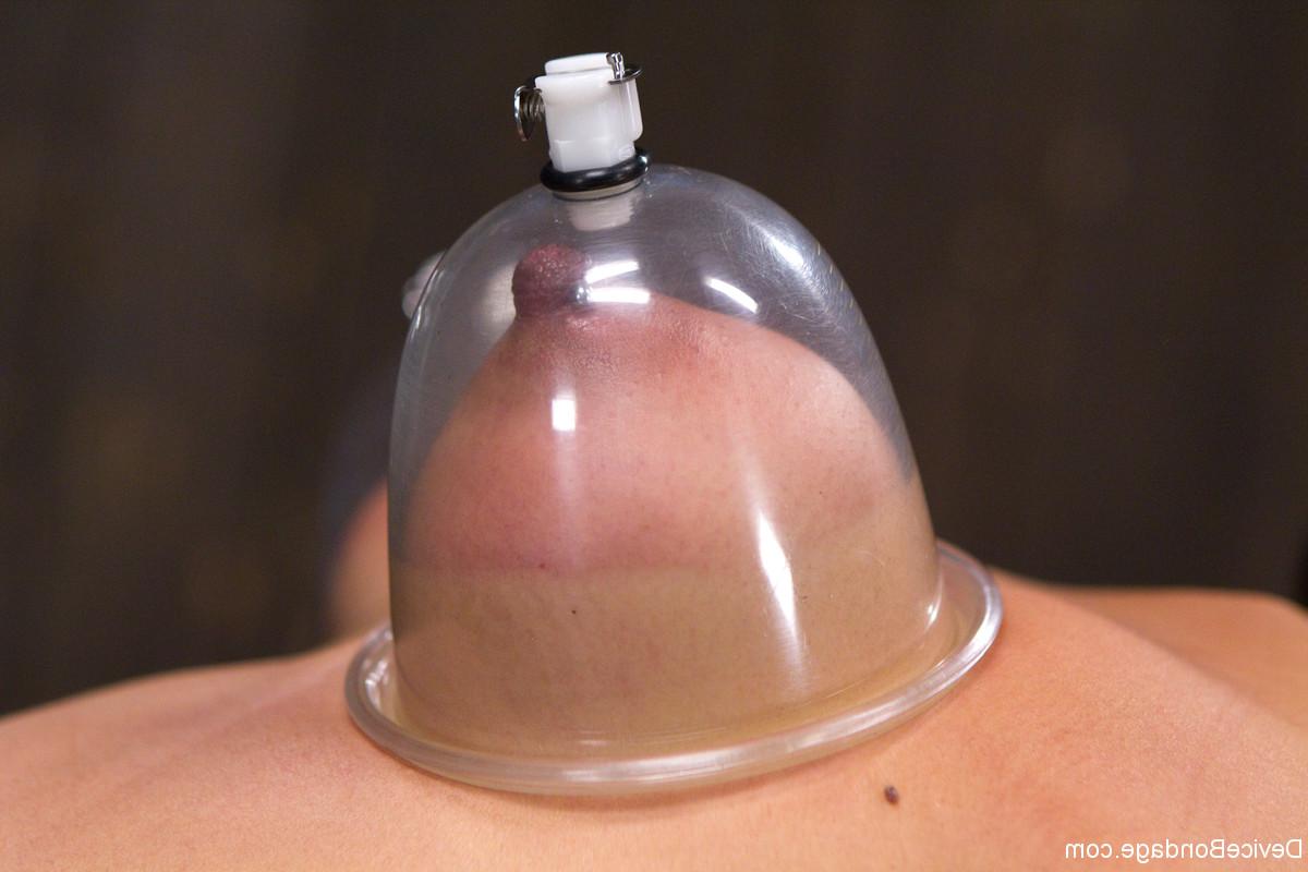 20P La morena desnuda Yasmine de Leon es castigada con un vibrador en régimen de bondage