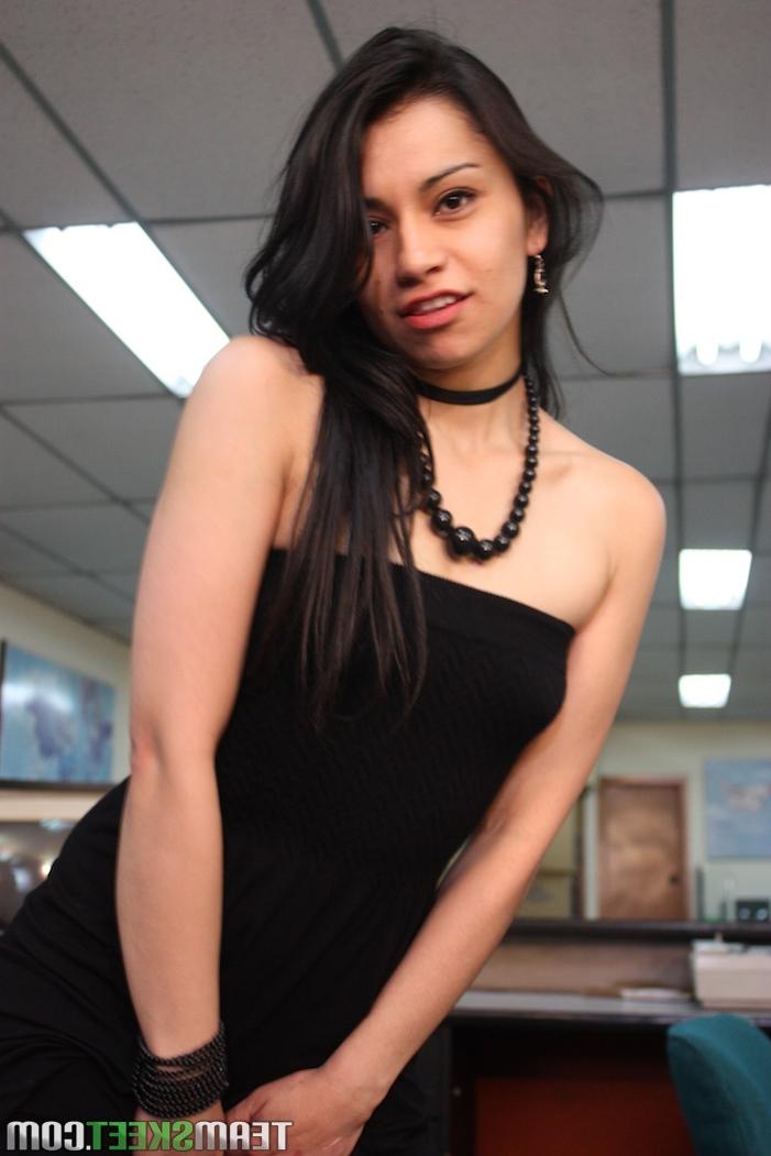 20P Babe meias arrastão Monica Velasquez leva um pau fundo em sua buceta latina
