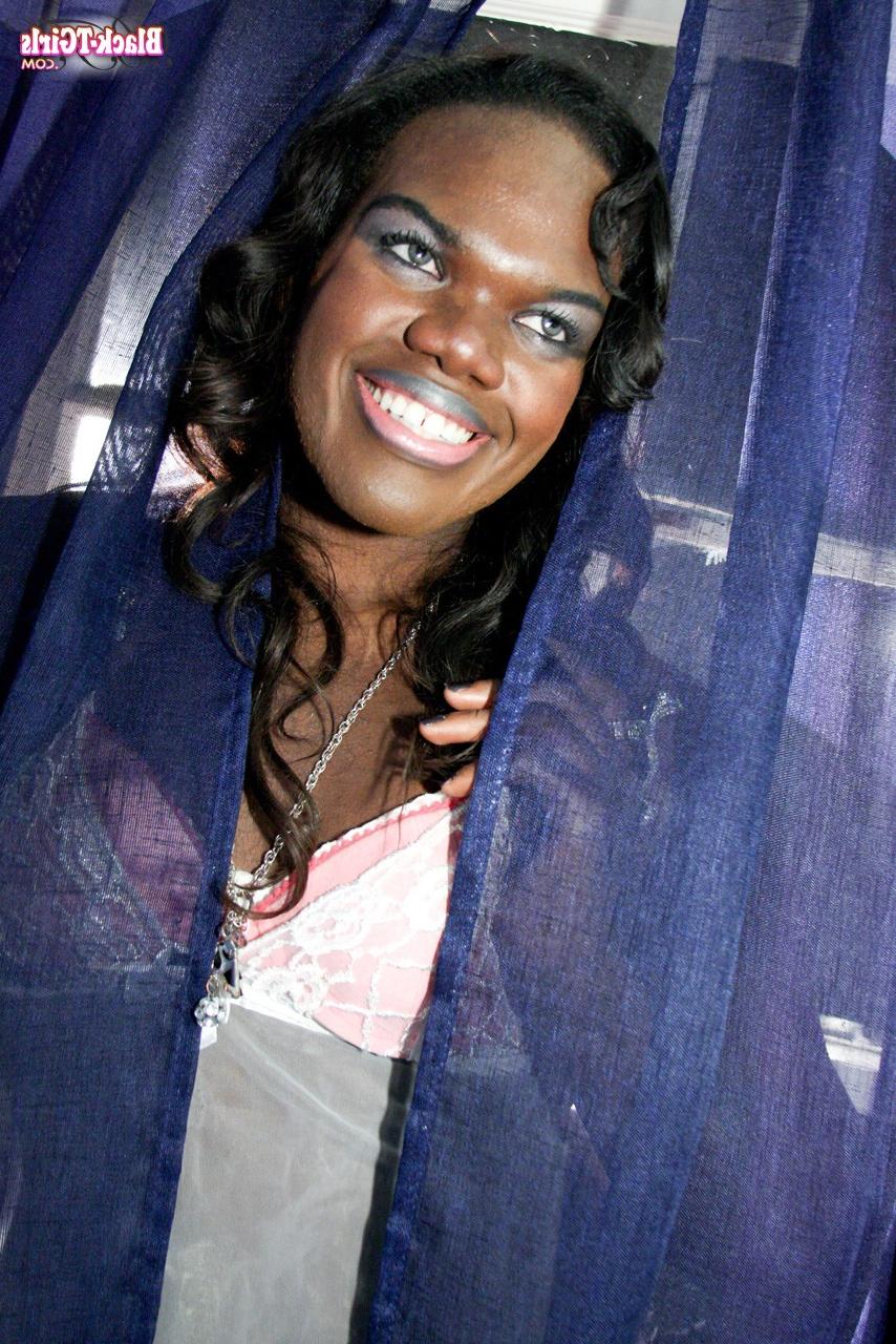 16P A travesti negra Angeline Fontaine expõe seu pau grande e se masturba
