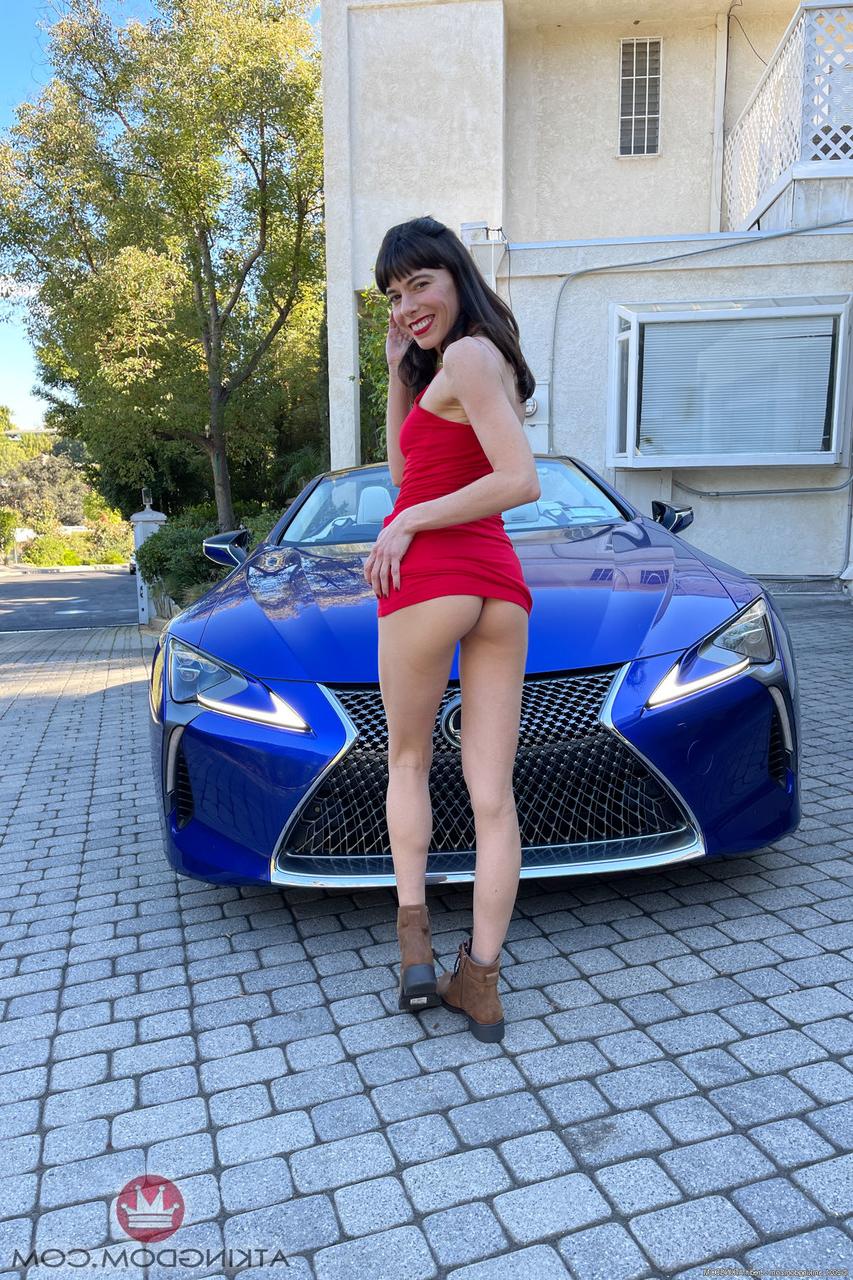 20P A amadora magrinha e sexy Vera King tira sua roupa vermelha e mostra sua boceta