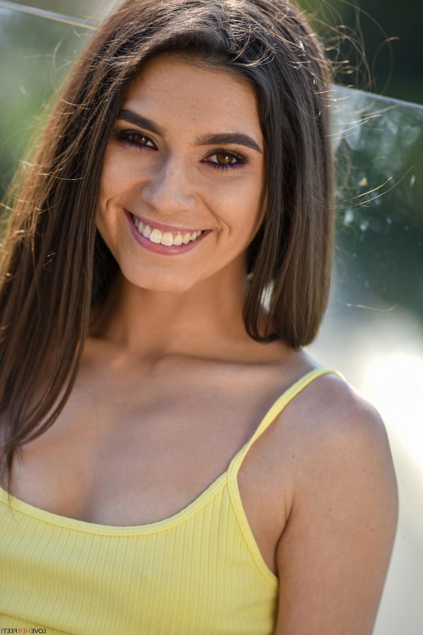 20P Die Latina Gianna Gem lässt sich vor ihrem Hahnrei auf Fußfetisch-Sex-Action ein
