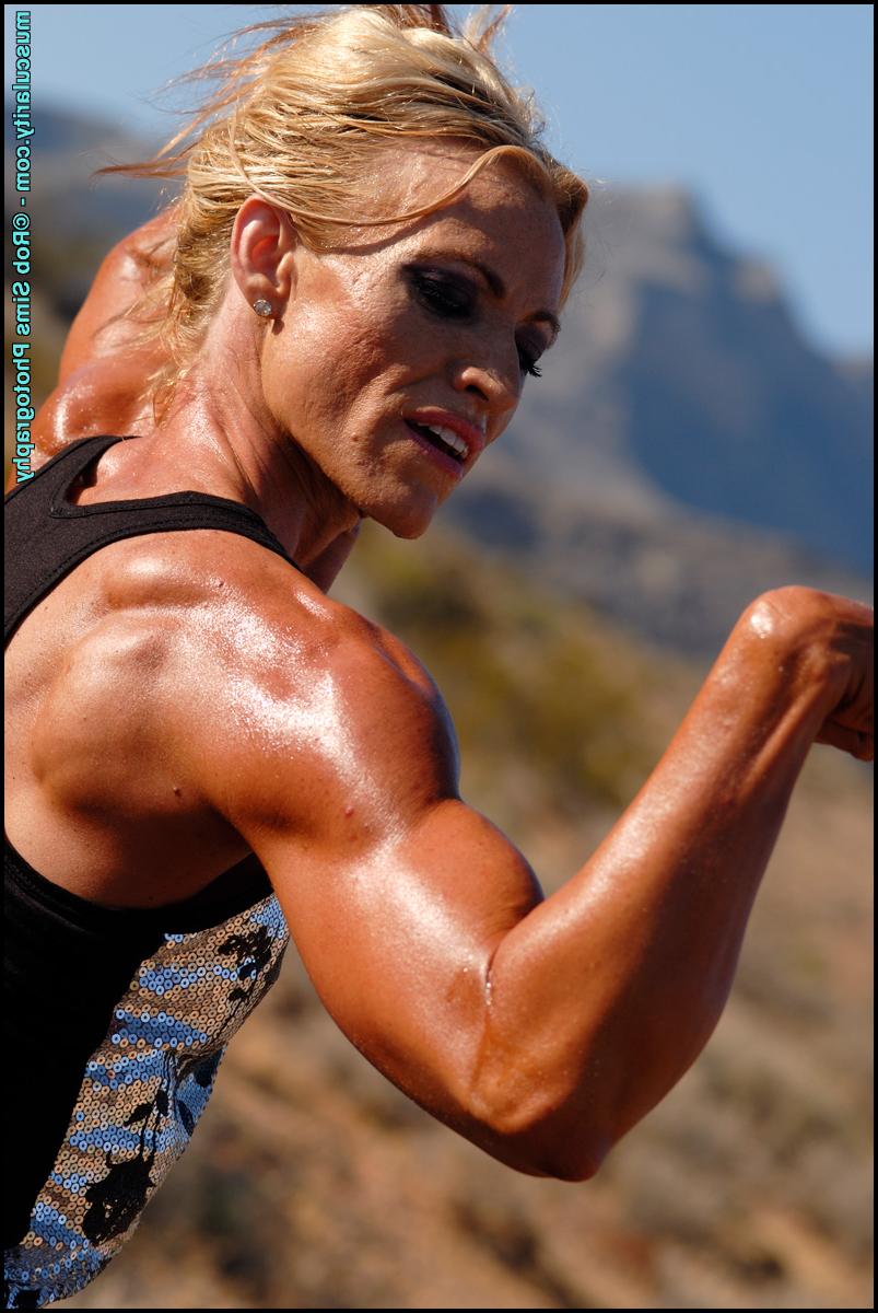 15P Blonde bodybuilder Amy Caperton takes off her sports bra while posing outside