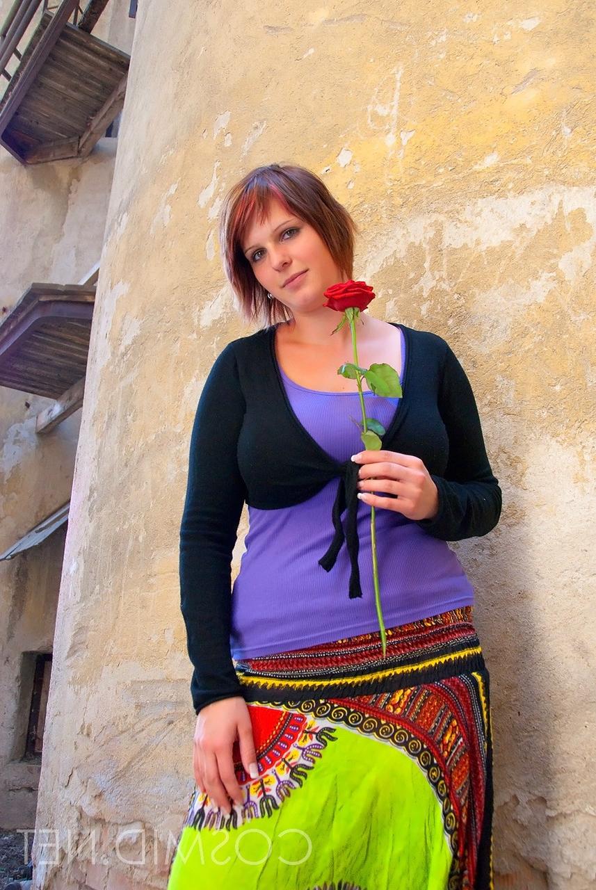 16P Amador BBW Nika segura uma rosa vermelha enquanto mostra amplo decote em um sutiã