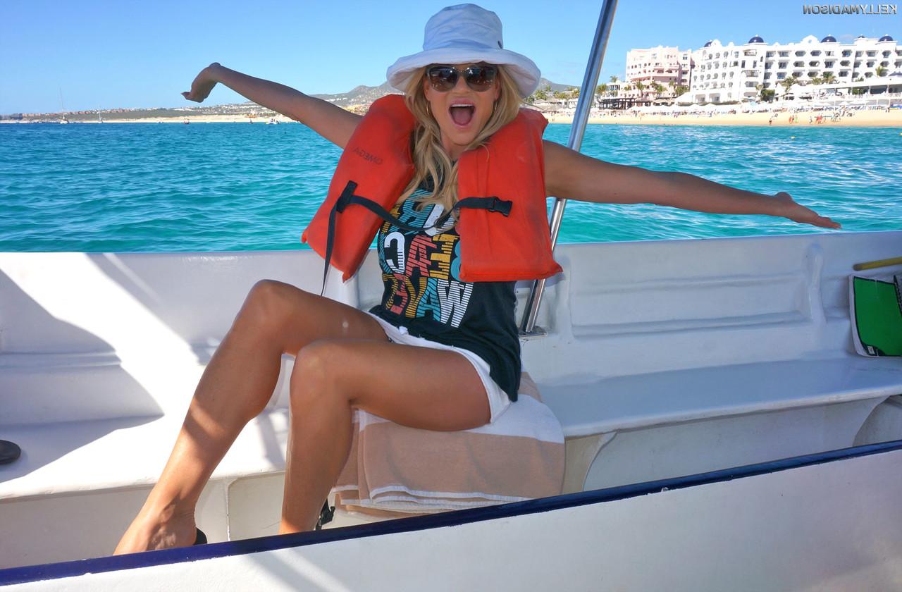 16P A loira peituda Kelly Madison posa na jacuzzi e mostra sua boceta raspada
