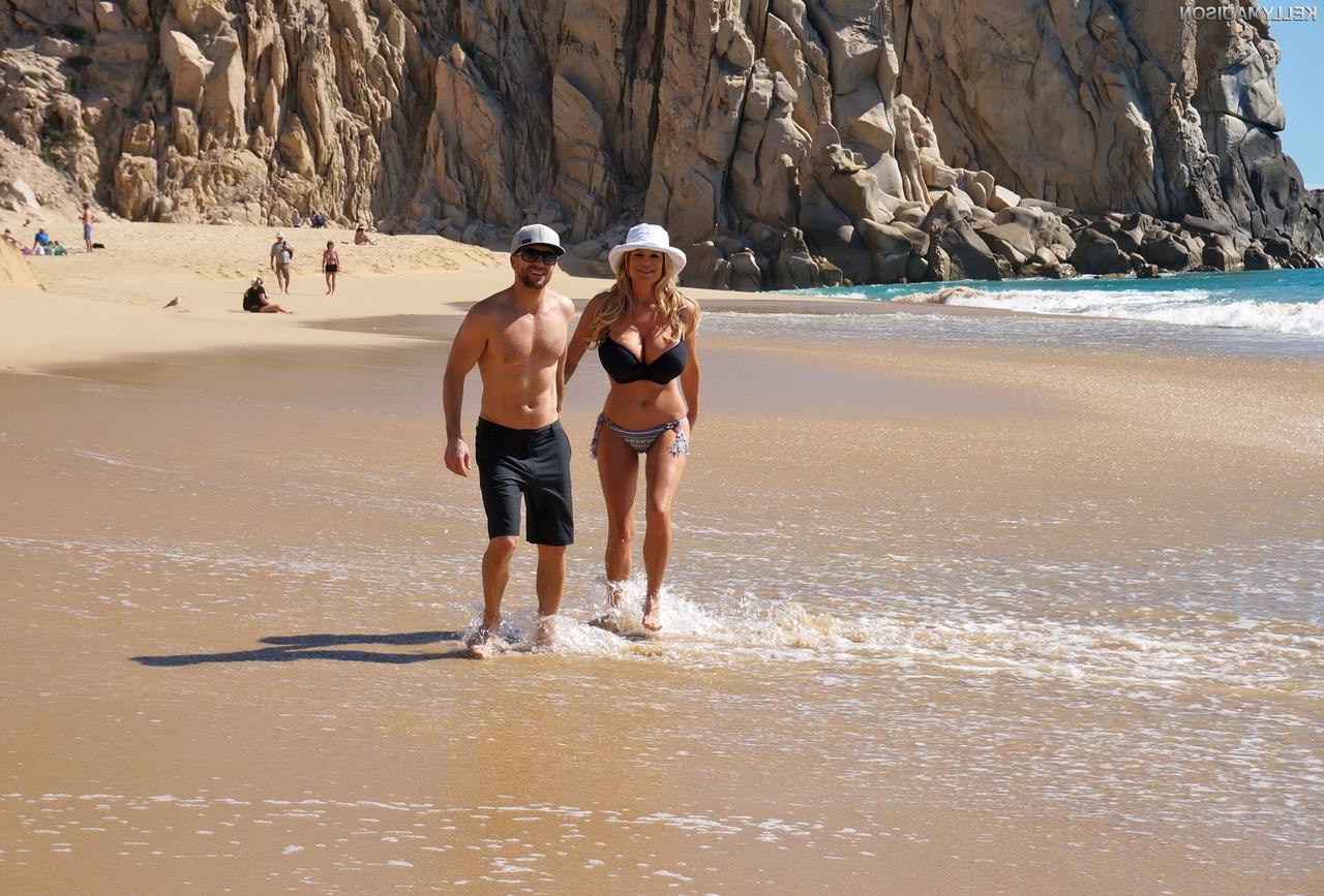 16P A loira peituda Kelly Madison posa na jacuzzi e mostra sua boceta raspada