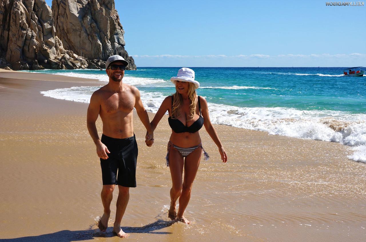 16P A loira peituda Kelly Madison posa na jacuzzi e mostra sua boceta raspada