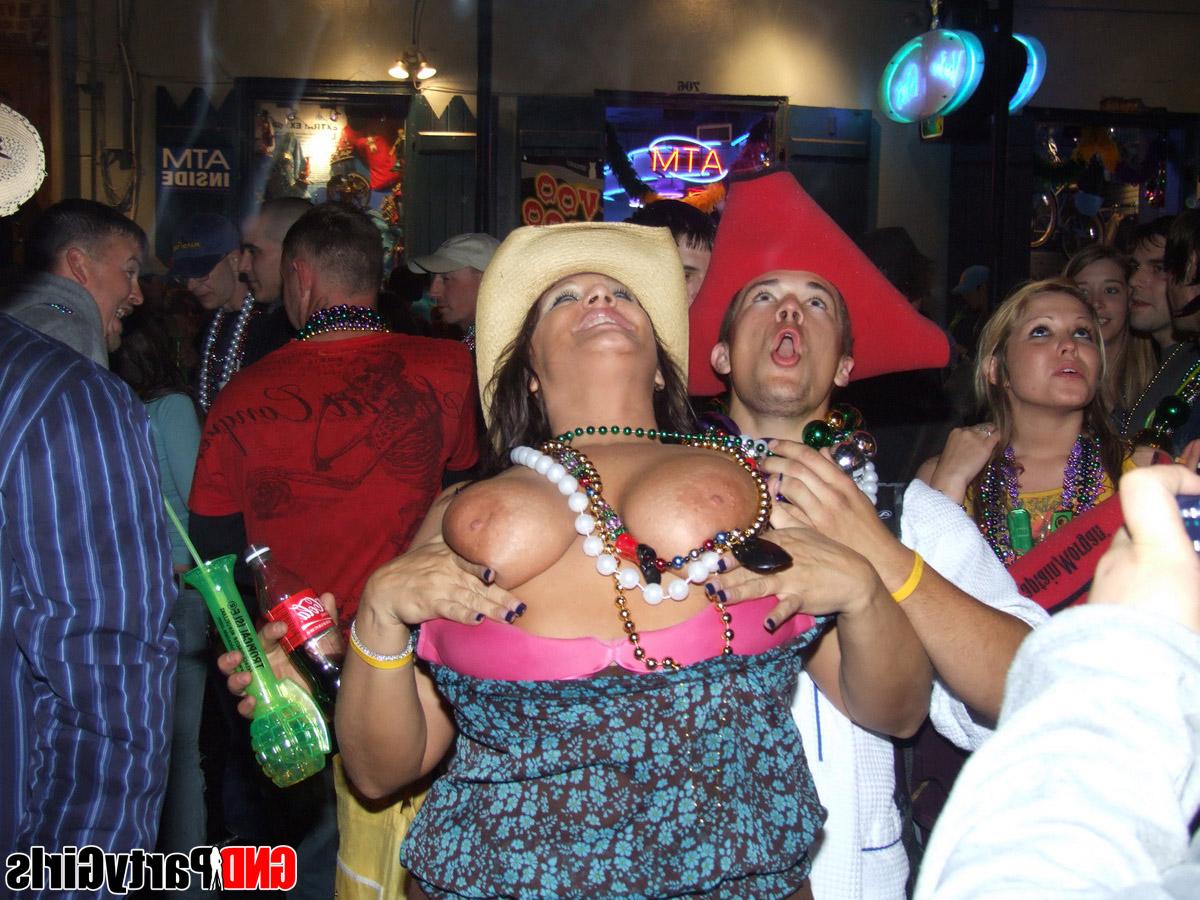 12P Garotas amadoras mostram os seios depois de ficarem bêbadas em uma festa