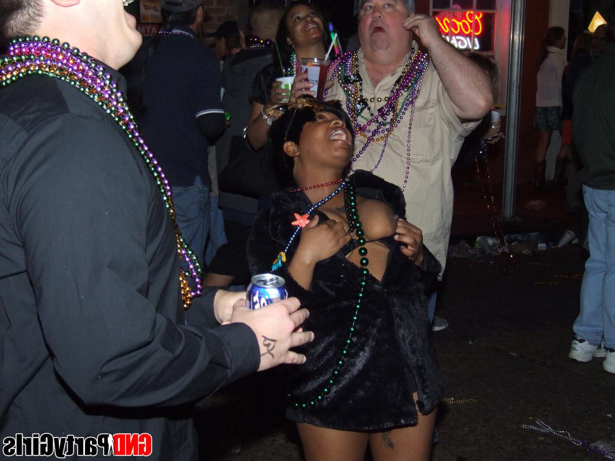 12P Garotas amadoras mostram os seios depois de ficarem bêbadas em uma festa