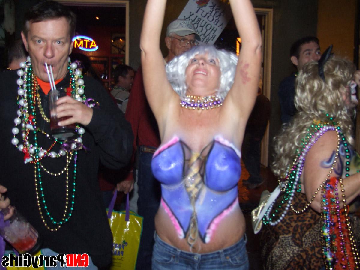 12P Garotas amadoras mostram os seios depois de ficarem bêbadas em uma festa