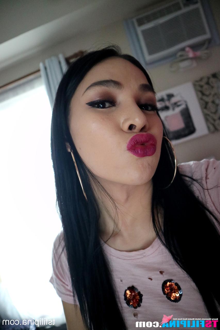 16P Transexual caliente con lápiz labial rojo TS Filipina se toma selfies de sus grandes tetas y culo