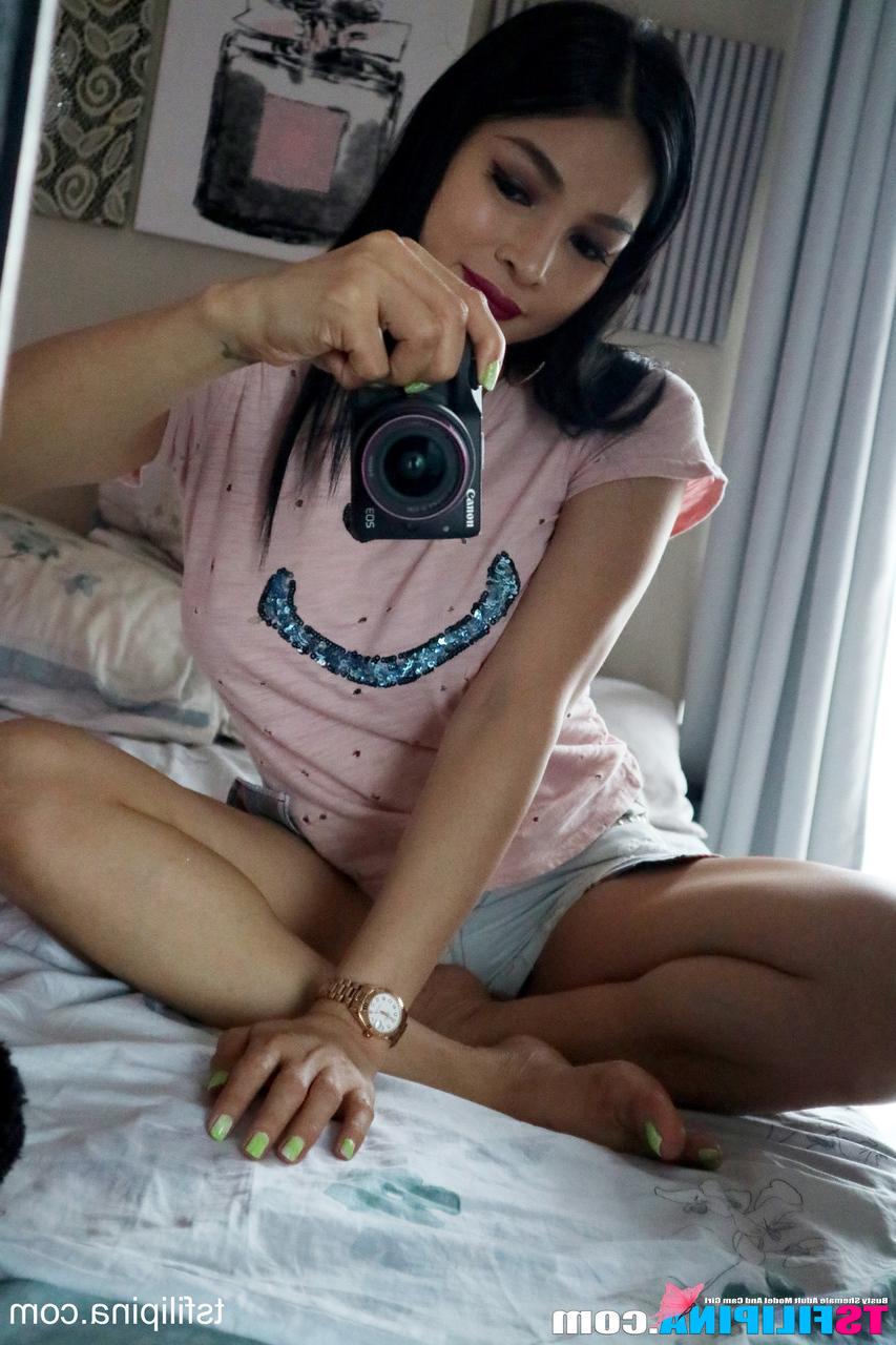 16P Transexual caliente con lápiz labial rojo TS Filipina se toma selfies de sus grandes tetas y culo