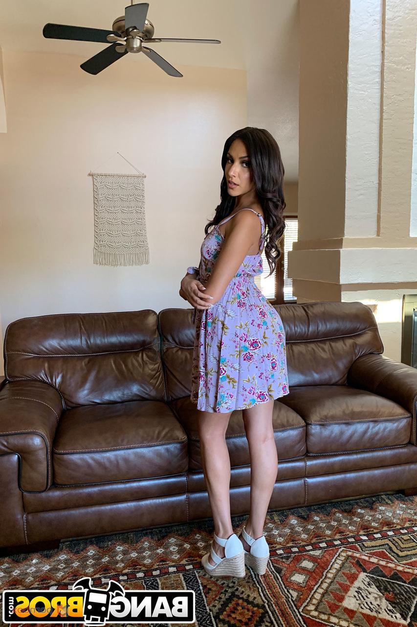 20P Petite Hime Marie tira o vestido e apresenta sua bunda incrível antes do sexo