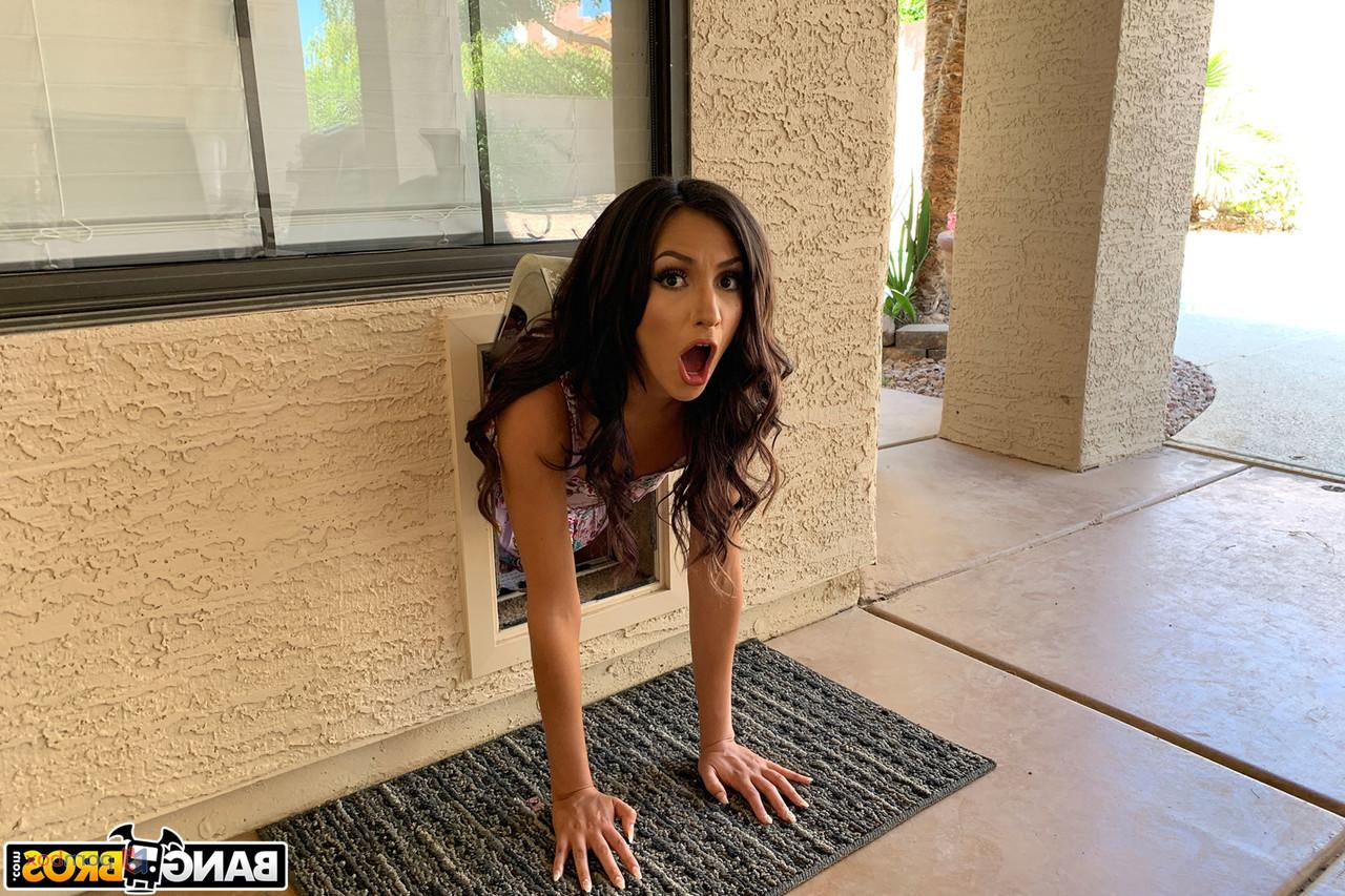 20P Petite Hime Marie tira o vestido e apresenta sua bunda incrível antes do sexo