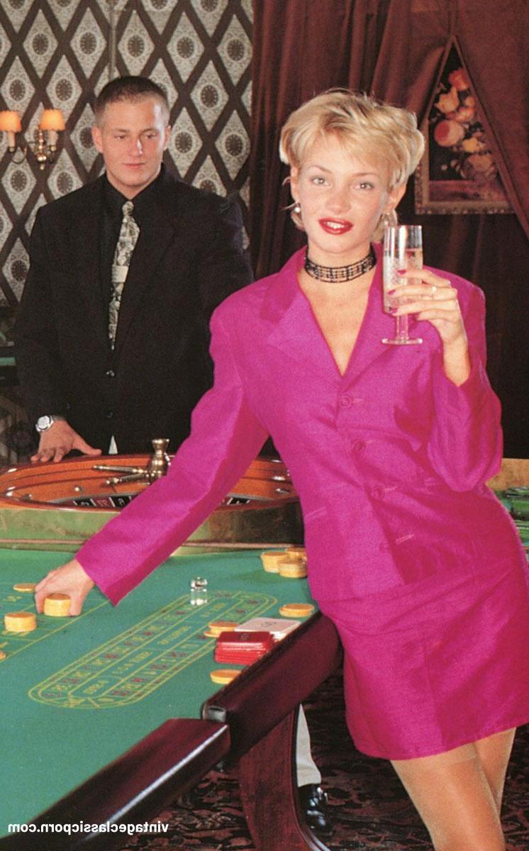 17P Vintage-Babe mit großen Titten lässt sich auf einem Billardtisch zwei Schwänze in ihre haarige Möse stecken