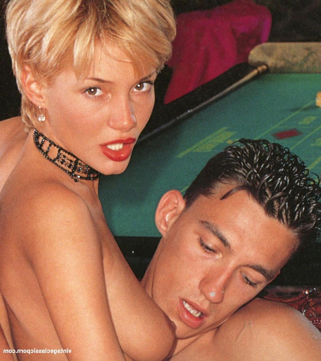 17P Vintage-Babe mit großen Titten lässt sich auf einem Billardtisch zwei Schwänze in ihre haarige Möse stecken
