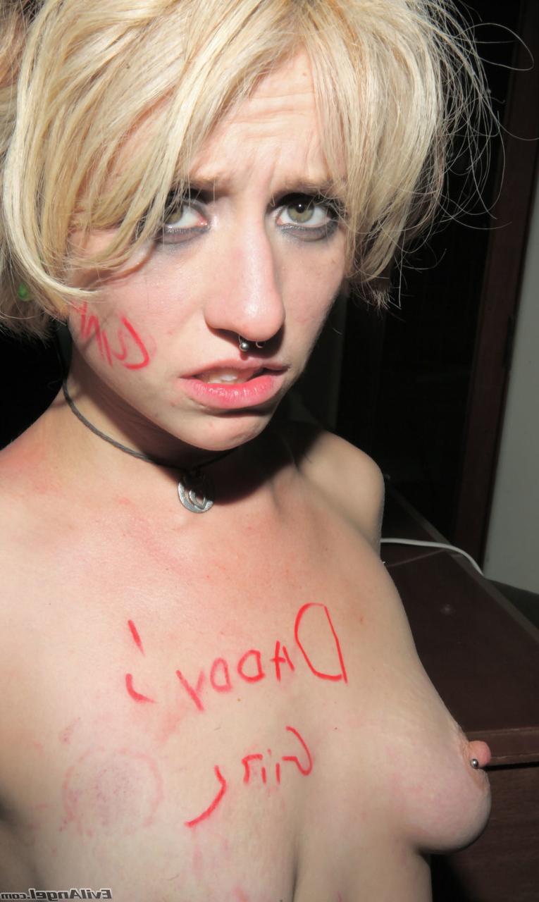 10P La rubia Proxy Paige se inclina para tener sexo a lo perrito como lo haría la hija de un papá
