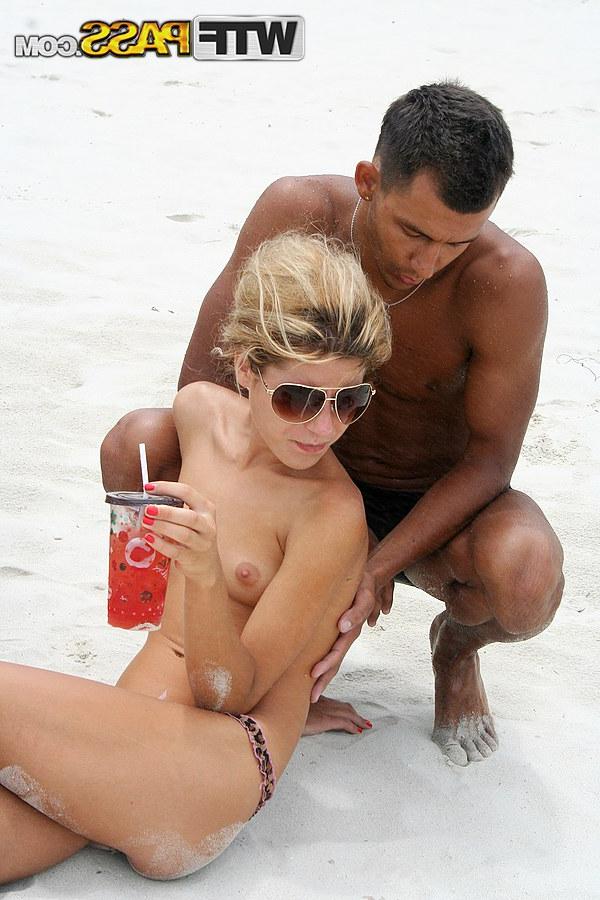 16P La rubia Tiffany es follada por el culo por detrás durante unas vacaciones en la playa