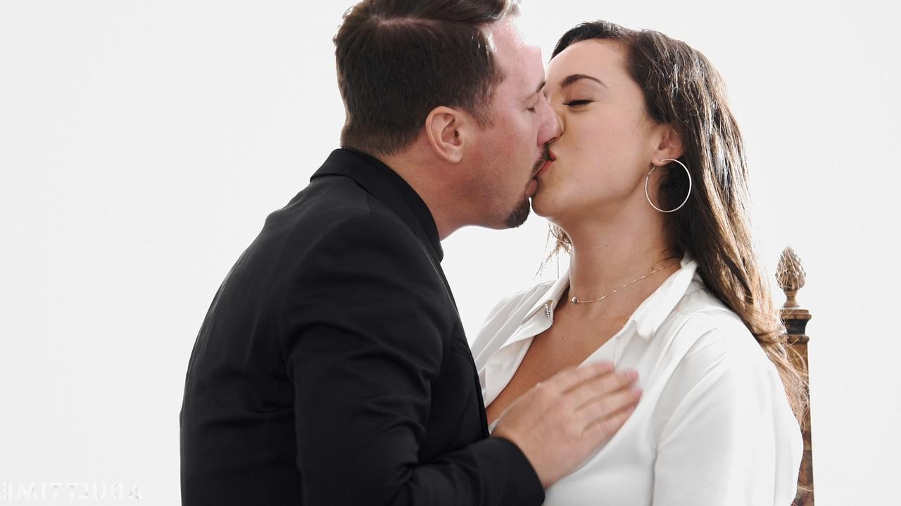 20P A secretária Nicole Sage faz um boquete gostoso em seu chefe e é fodida no escritório