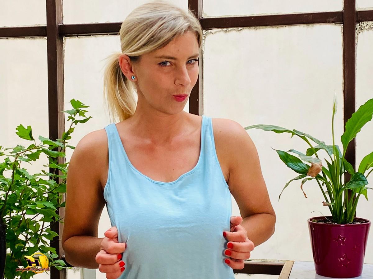 16P Die platinblonde Katerina Hartlova lässt vor dem Nippelspiel ihre Brüste los