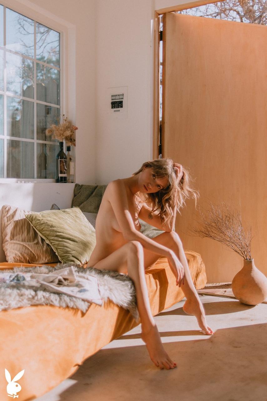 20P Die sexy Centerfold-Frau Nastasia Celeste stellt ihren fabelhaften Körper zur Schau und posiert nackt