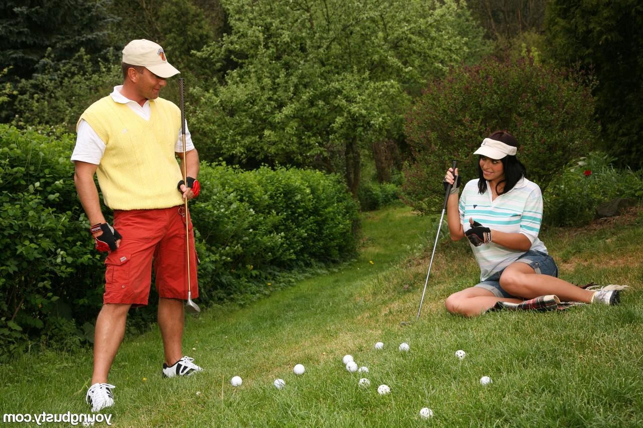 20P Die vollbusige Teenagerin Dolly G gibt das Golfspielen auf und bumst ihren Lehrer auf dem Golfplatz