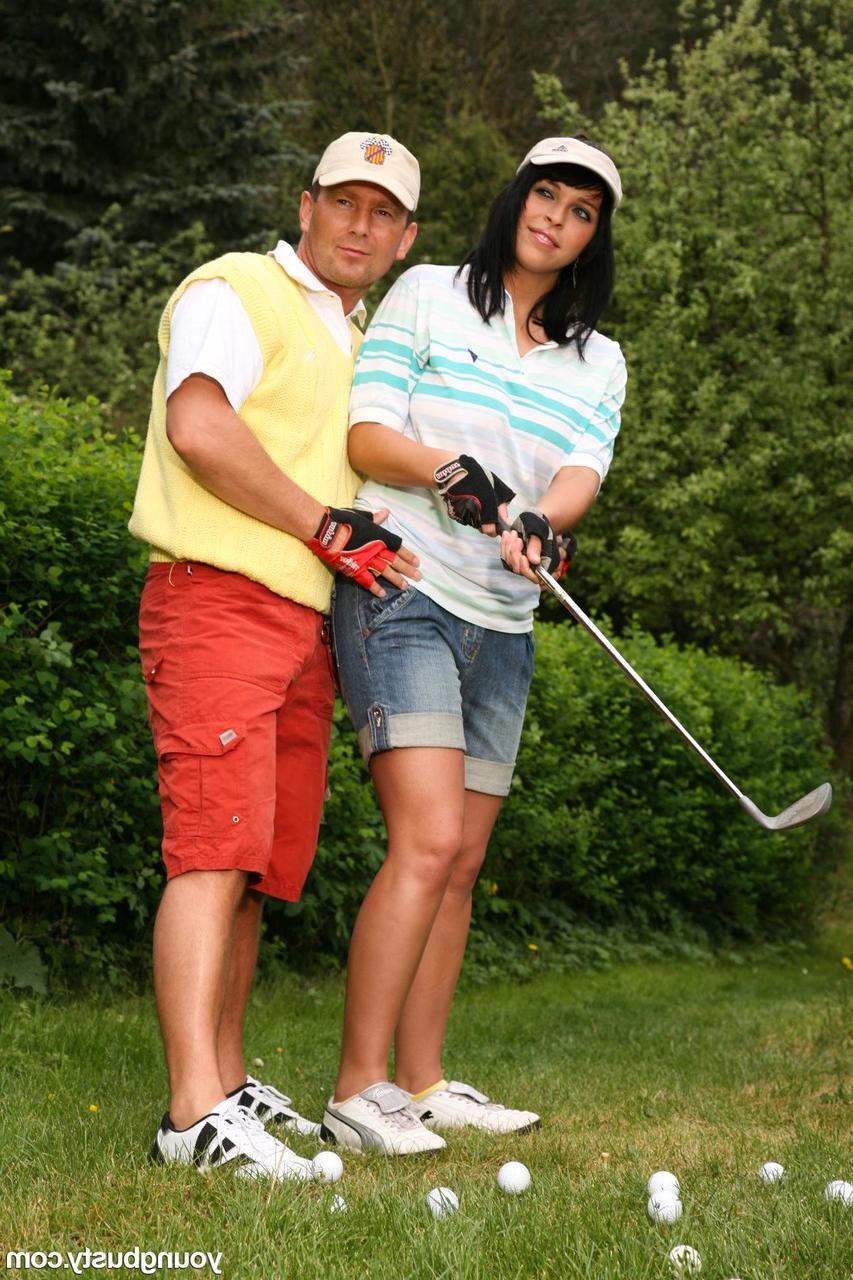 20P Die vollbusige Teenagerin Dolly G gibt das Golfspielen auf und bumst ihren Lehrer auf dem Golfplatz