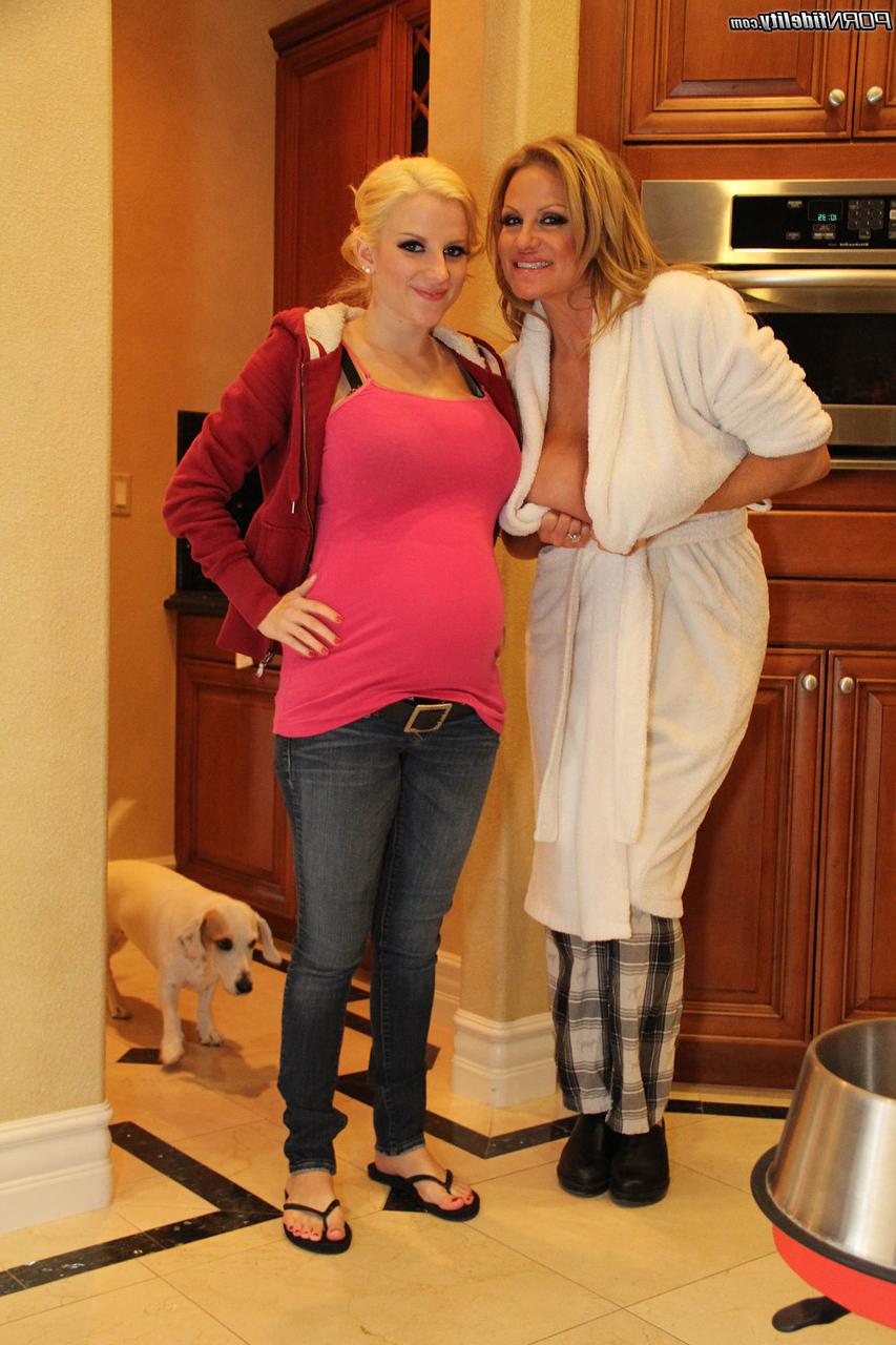19P A pornstar loira grávida Haley Cummings expõe seus enormes mamilos escuros e barriga