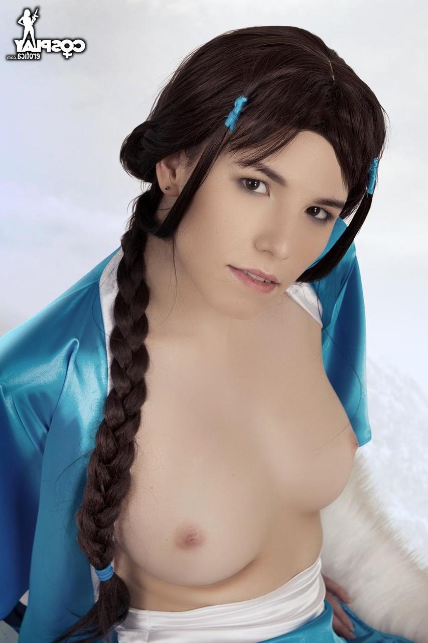 12P Une belle fille perd ses seins fermes et sa chatte lisse grâce à sa tenue de cosplay