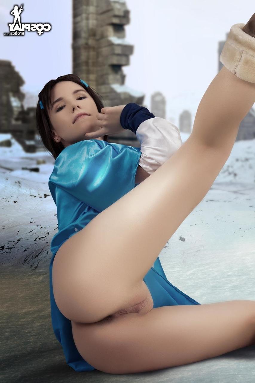 12P Une belle fille perd ses seins fermes et sa chatte lisse grâce à sa tenue de cosplay