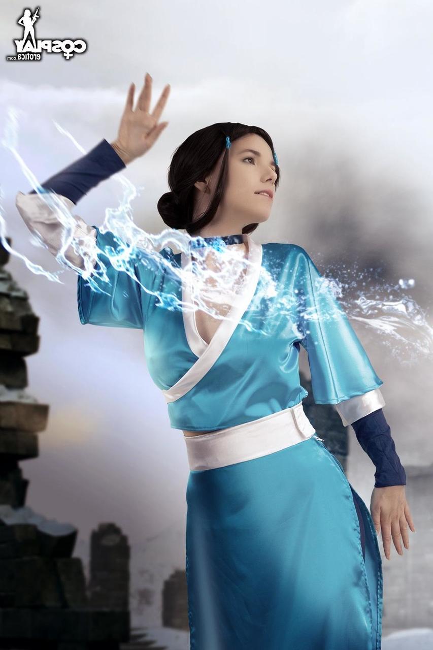 12P Une belle fille perd ses seins fermes et sa chatte lisse grâce à sa tenue de cosplay
