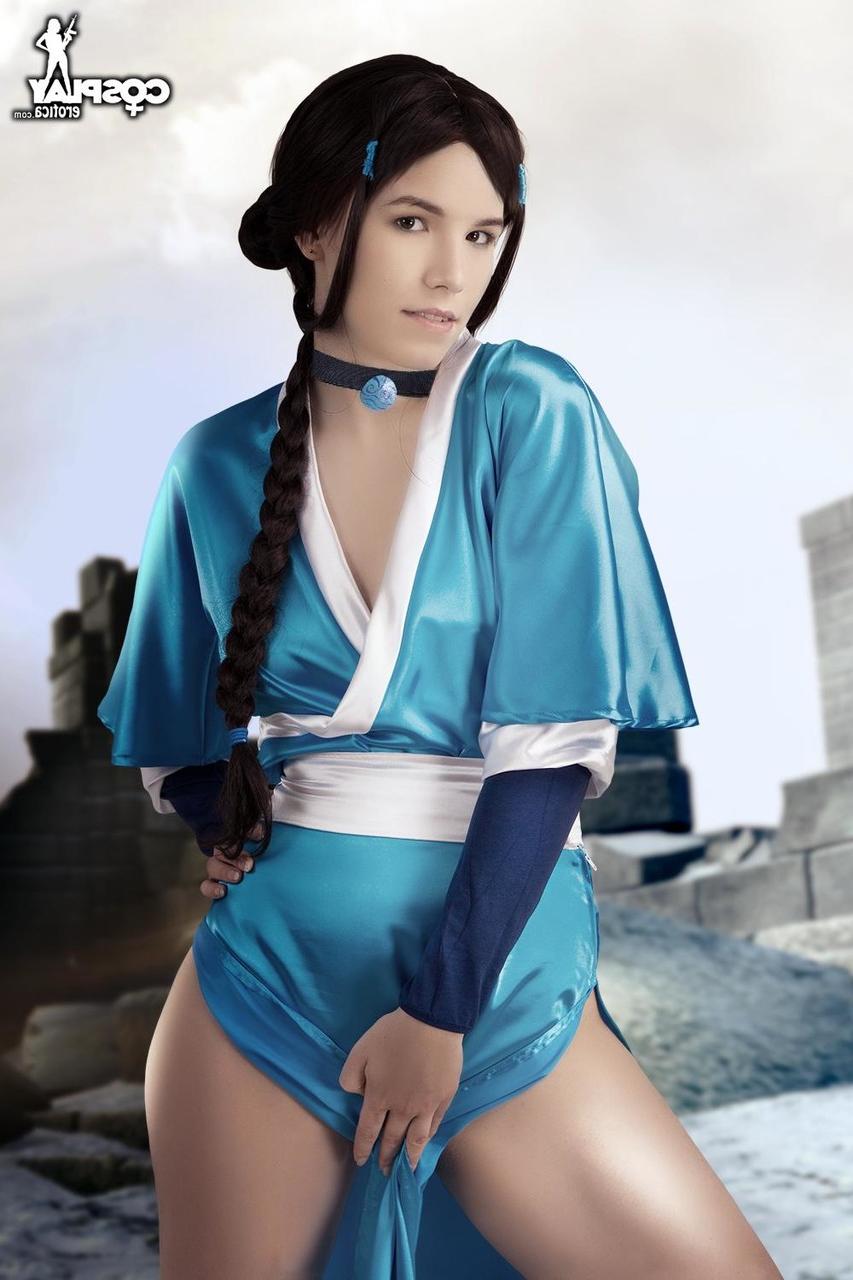 12P Une belle fille perd ses seins fermes et sa chatte lisse grâce à sa tenue de cosplay