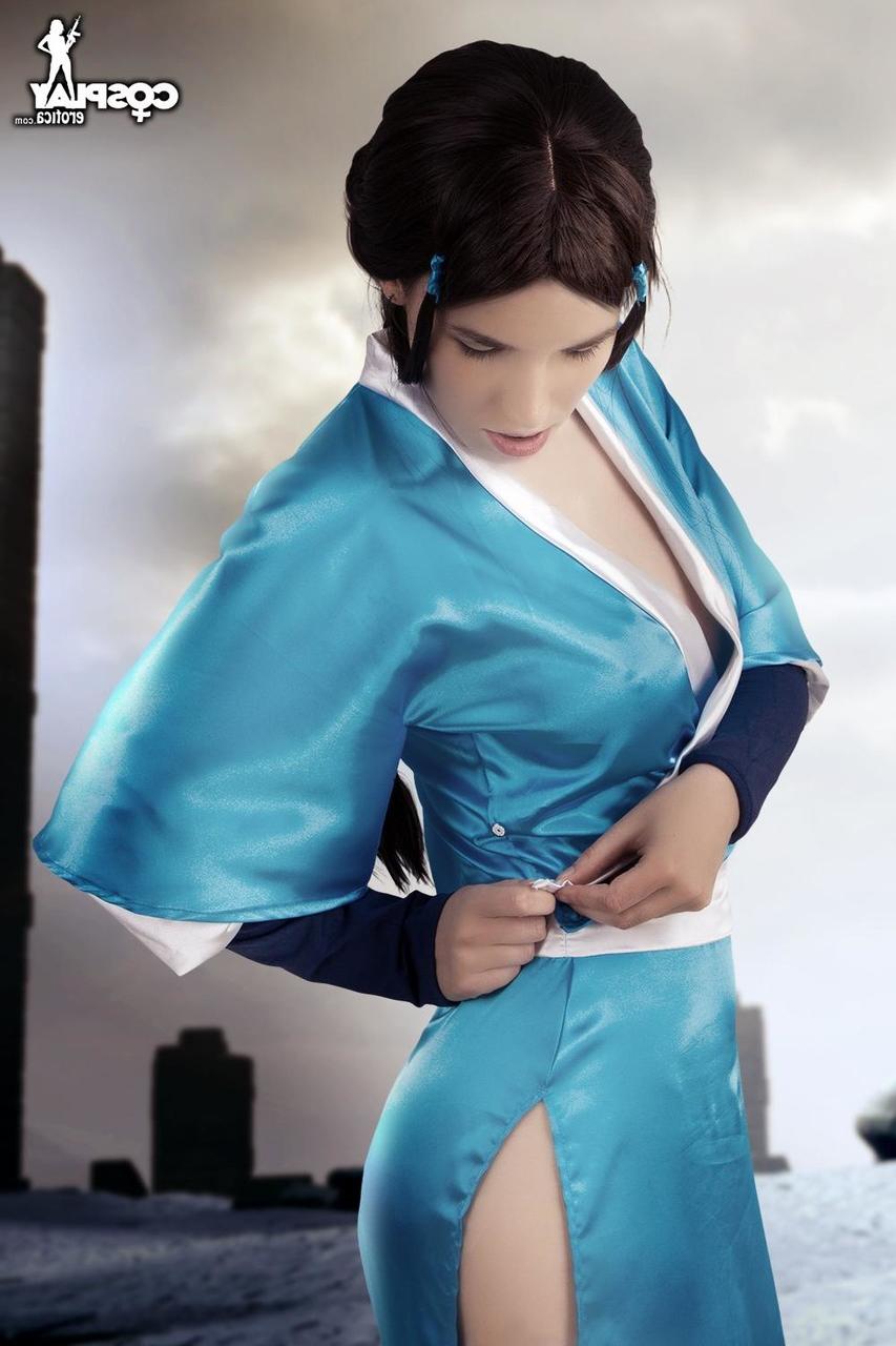 12P Une belle fille perd ses seins fermes et sa chatte lisse grâce à sa tenue de cosplay
