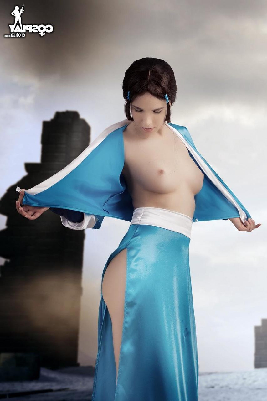 12P Une belle fille perd ses seins fermes et sa chatte lisse grâce à sa tenue de cosplay