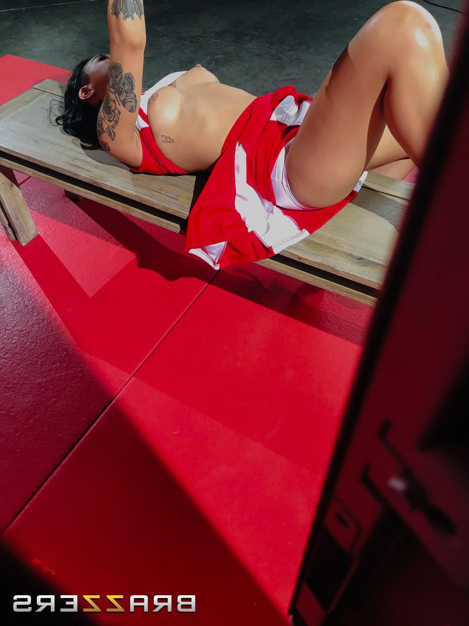 20P A líder de torcida Kaylani Lei faz sexo lésbico com Honey Gold no vestiário