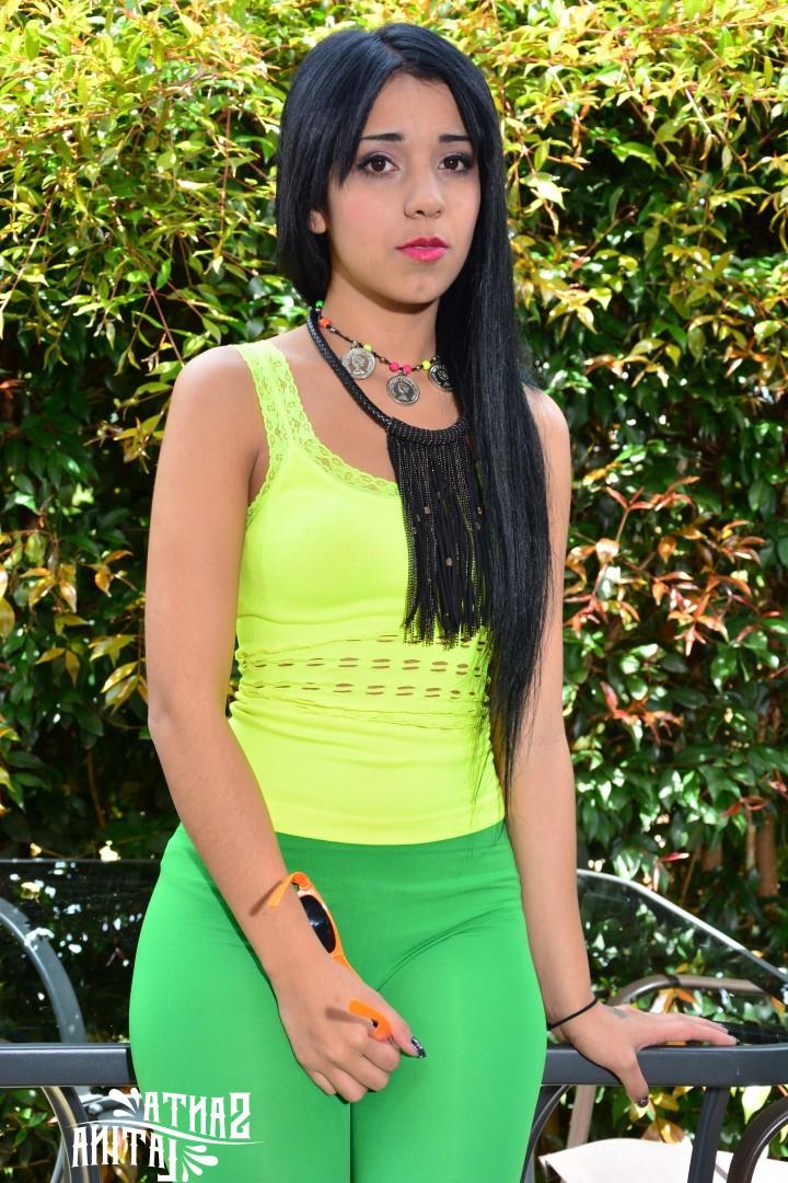 17P Der langhaarigen Süße Ariana Fuentes wird ihr kleiner Latina-Hintern eingeölt und entblößt