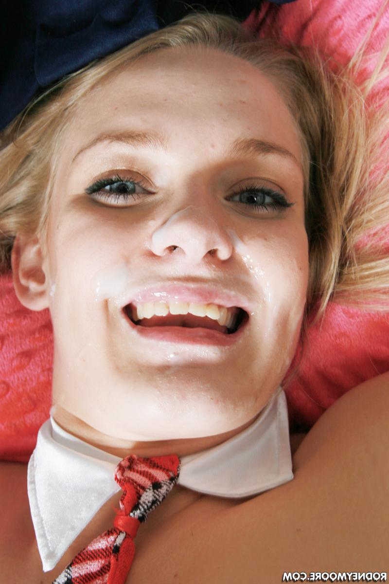 20P La rubia traviesa Kensey Knox hace alarde de sus curvas antes de recibir una polla