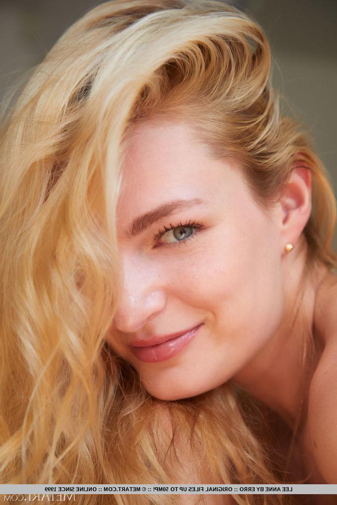 18P Der heiße blonde Teenager Lee Anne schlüpft aus einem langen Kleid, um nackt zu posieren