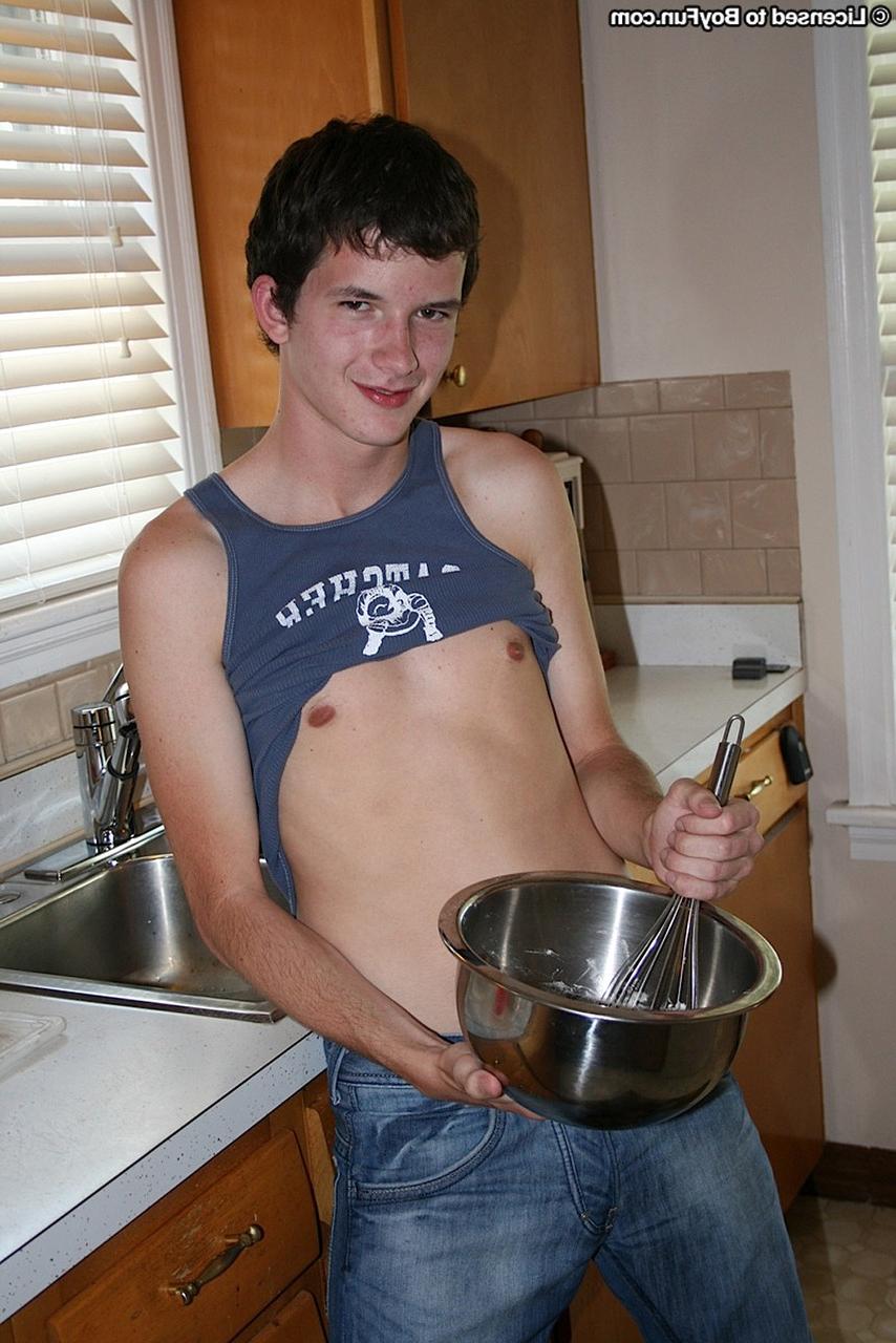 20P O gay travesso Devin Moss fica nu e sacode seu pau grande enquanto assa