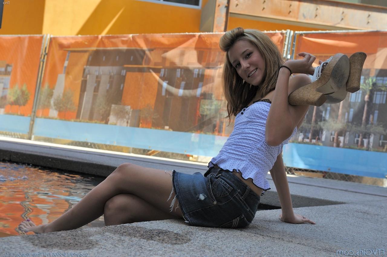 20P La douce jeune américaine Tina expose ses petits seins et pose en public.
