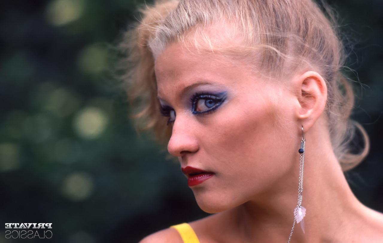 12P A loira sexy Sarah limpa o esperma dos lábios depois de fazer sexo na floresta
